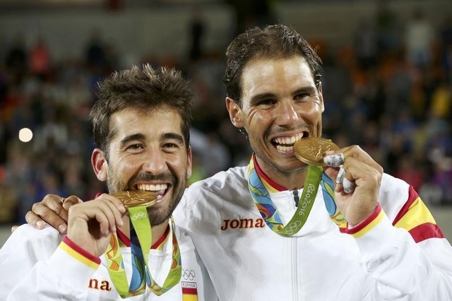 Foto del viernes de Rafael Nadal y Marc López con sus medallas de oro tras ganar el dobles en los Juegos de Río. Ago 12, 2016. REUTERS/Kevin Lamarque