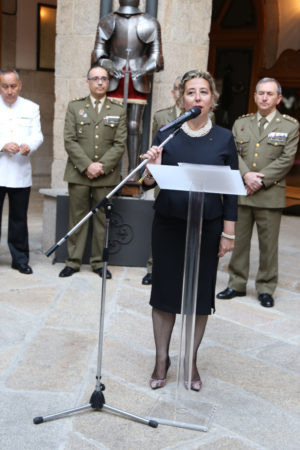 La Presidente de la Asociación de Meigas agradece al General Jefe de la Fuerza Logística Operativa su apoyo en el Homenaje a la Bandera