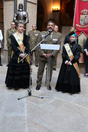 General y Meigas. El General Sánchez Fernández con la Meiga Mayor 2017 y la Meiga Mayor Infantil 2016