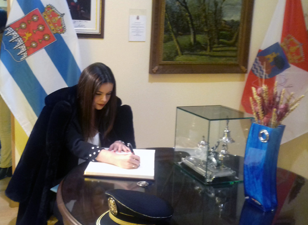 La Meiga Mayor, María García, firmando en el Libro de Visitas del Museo
