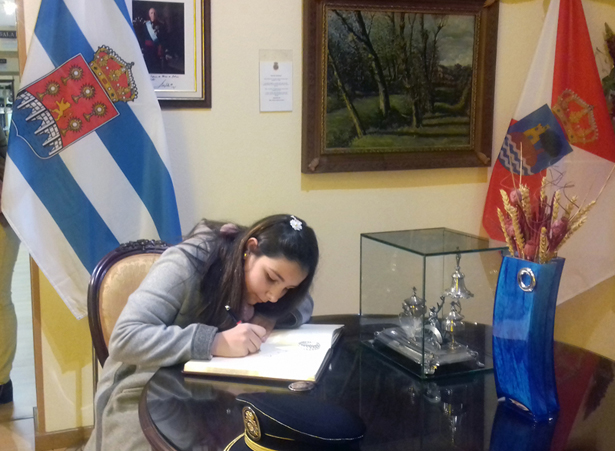 La Meiga Mayor Infantil, Susana Pedregal, estampando su firma en el Libro de Visitas
