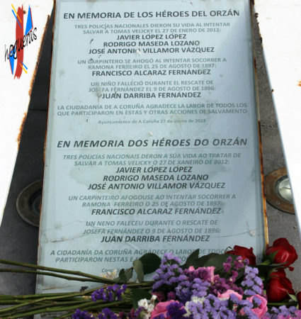 Flores ante el monumento a los héroes del Orzán durante el acto en recuerdo de 2017