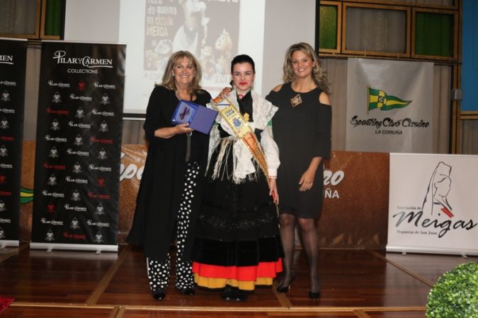 María García Nieto, Meiga Mayor 2018, junto a Pilar Varela y Carmen Mª No, propietarias de la boutique "PIlar y Carmen"