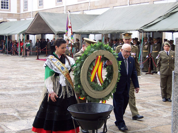 La Meiga Mayor, María García, junto a los Coroneles Poveda y Andujar, depositando la corona ante el monumento a los caídos por España