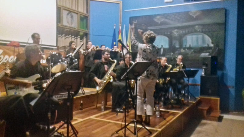 La Presidenta de la Asociación de Meigas, Conchita Astray, dirigiendo la Big Band de Aranjuez