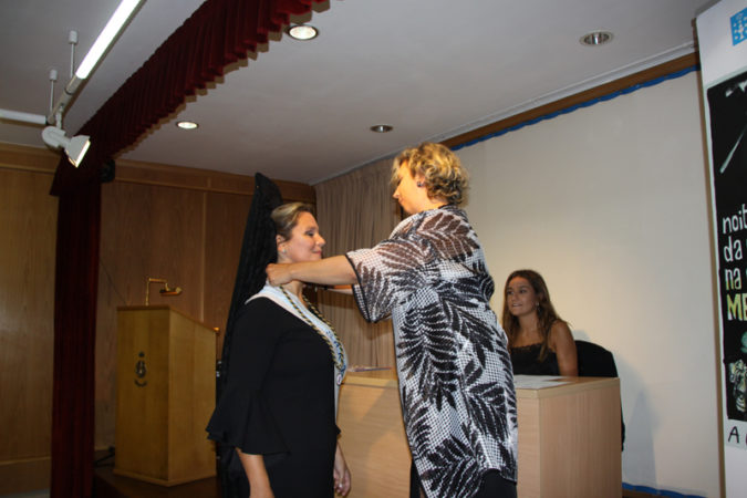 La Presidenta de la Asociación de Meigas, Concepción Astray, impone la Medalla de Meiga de Honor Honorífica a Carmen Mª No