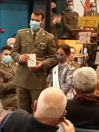 La Meiga de Honor Infantil, Nereida Carrera, entregando el recuerdo al Capitán Rodríguez Armán